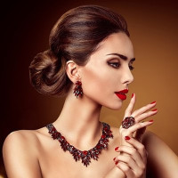 Як підібрати прикрасу з камінням