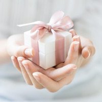 Прикраса у подарунок? Прикраса у подарунок?