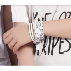 Білий браслет із написами Стиль