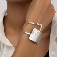 Серебристый браслет-скоба Геометрия