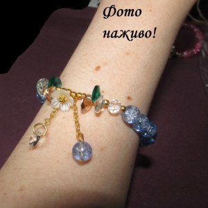 Браслет голубой с бусинами и цветком