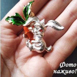 Брошь Зайка с морковкой