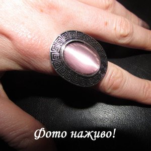 Кольцо с греческим орнаментом Кошачий глаз розовый