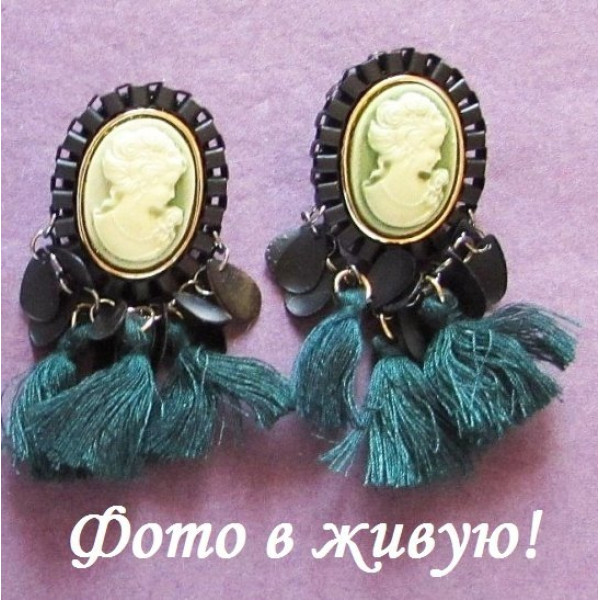Зелёные серьги кисточки Камея