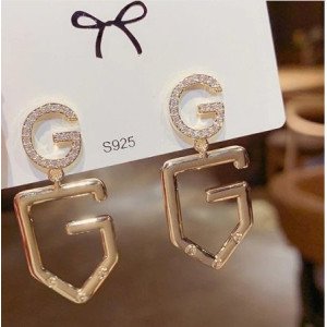 Нарядные серьги буквы G