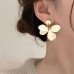 Разные бело-серые серьги Цветы – 5533