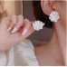 Белые серьги Цветы – 5704