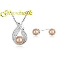 Платиновый комплект Chanel Bella с карамельным жемчугом